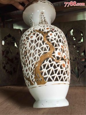 歲月留痕 一尊文革彩繪梅花鏤空花瓶的懷舊絮語(yǔ)